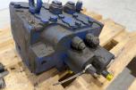 Liebherr hydraulikkblokk med ventiler og koblinger – industrielt hydraulikksystem 