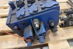 Liebherr hydraulikkblokk med ventiler og koblinger – industrielt hydraulikksystem 