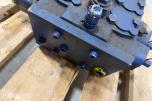 Liebherr hydraulikkblokk med ventiler og koblinger – industrielt hydraulikksystem 