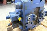 Liebherr hydraulikkblokk med ventiler og koblinger – industrielt hydraulikksystem 