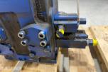 Liebherr hydraulikkblokk med ventiler og koblinger – industrielt hydraulikksystem 