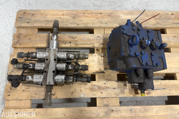 Liebherr hydraulikkblokk med ventiler og koblinger – industrielt hydraulikksystem