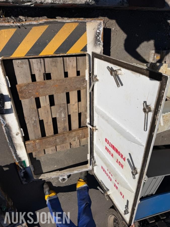 Vanntett skipsdør / skottdør med ters– utbrent fra skip