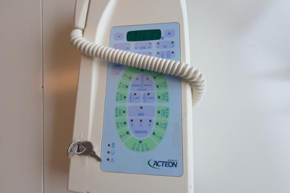 Acteon Satelec X-Mind DC Dental Røntgenenhet med kontrollpanel og røntgenarm