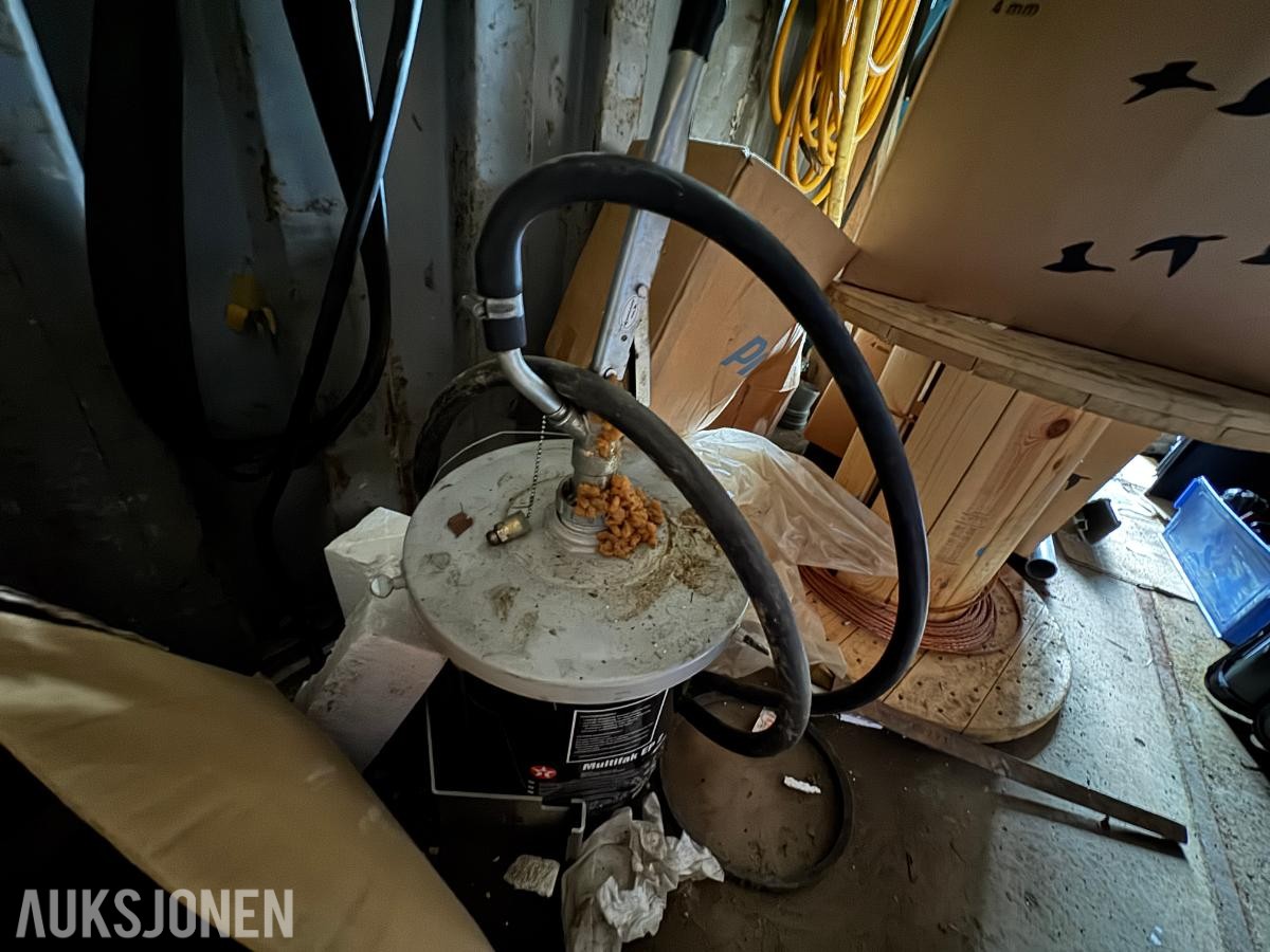 Container med rørdeler og diverse