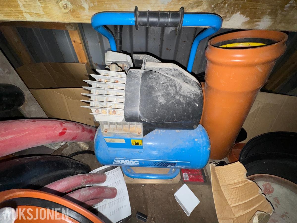 Container med rørdeler og diverse