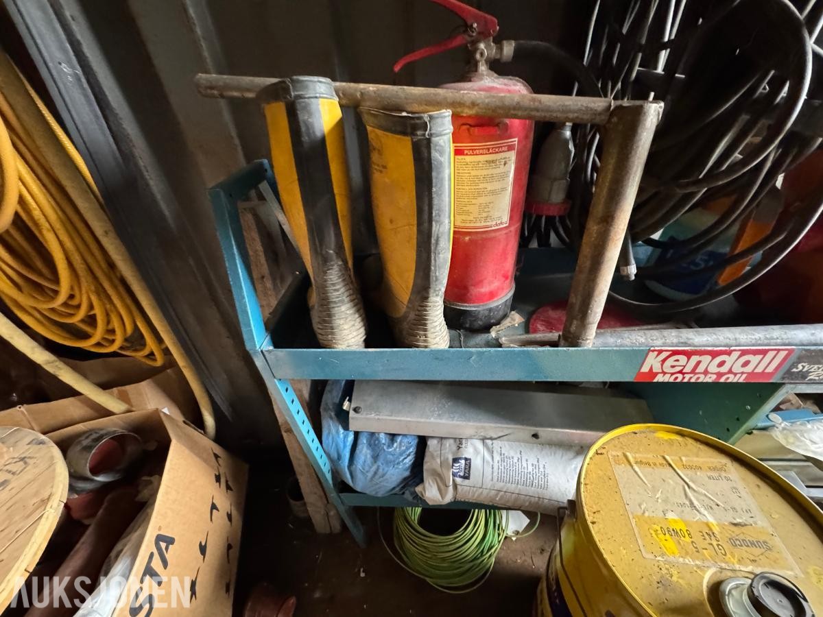 Container med rørdeler og diverse