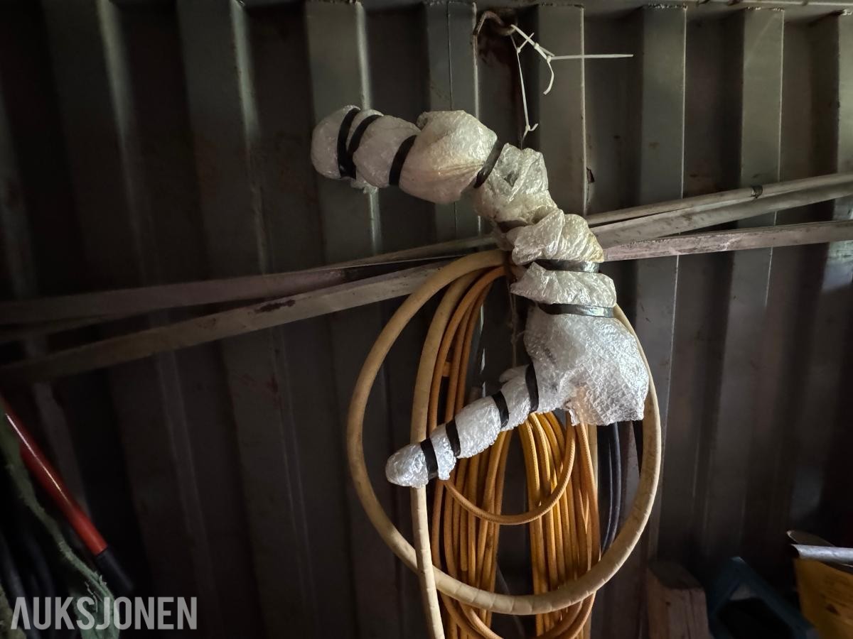 Container med rørdeler og diverse