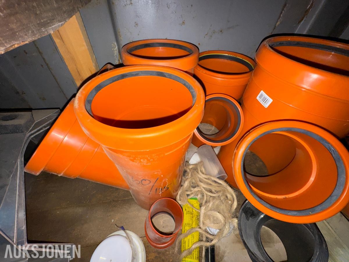 Container med rørdeler og diverse