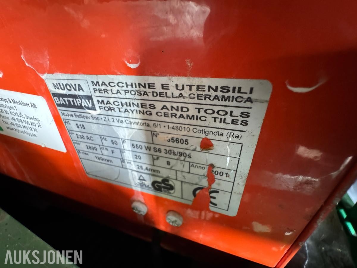Container med rørdeler og diverse