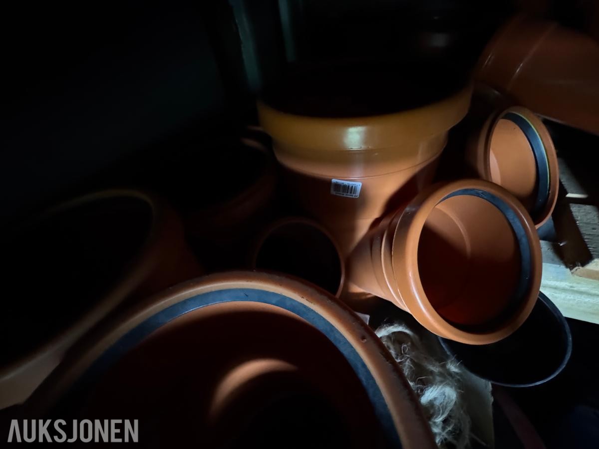 Container med rørdeler og diverse