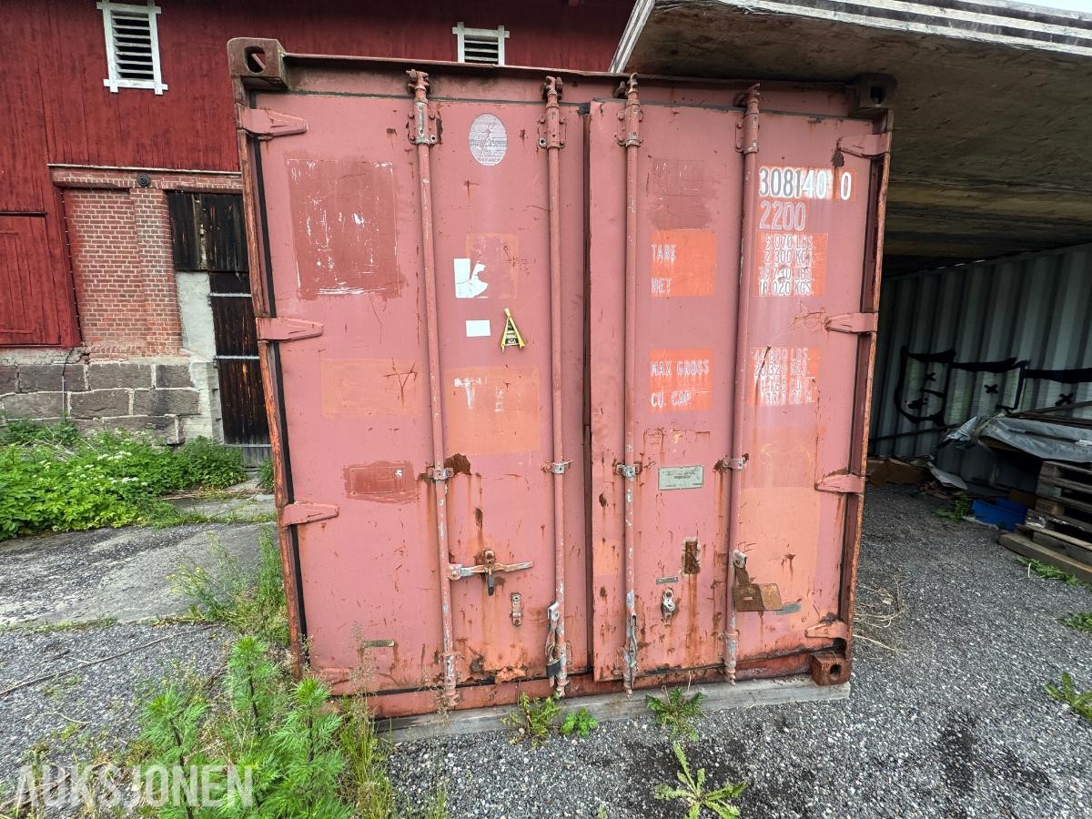 Container med rørdeler og diverse