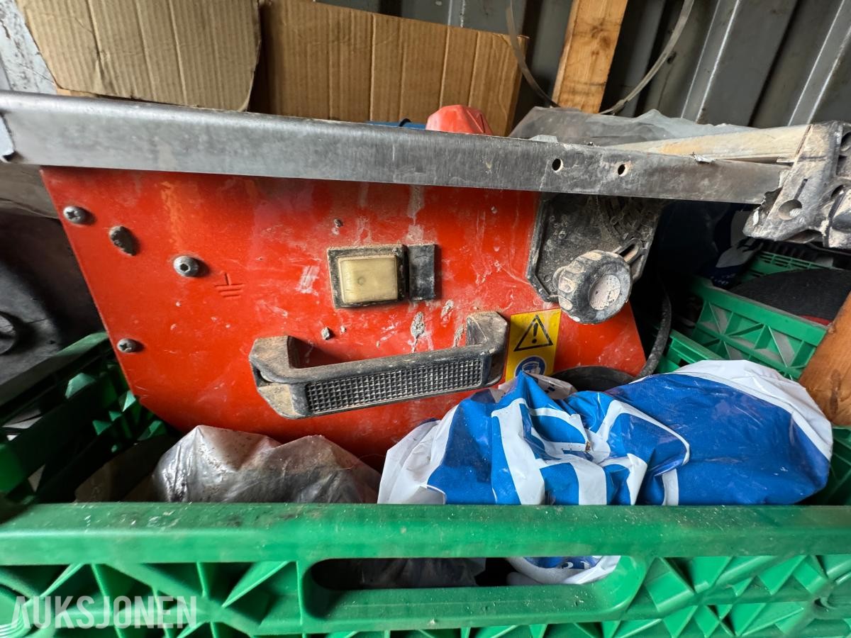Container med rørdeler og diverse