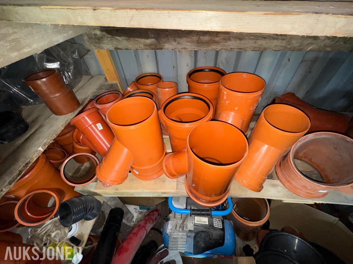 Container med rørdeler og diverse