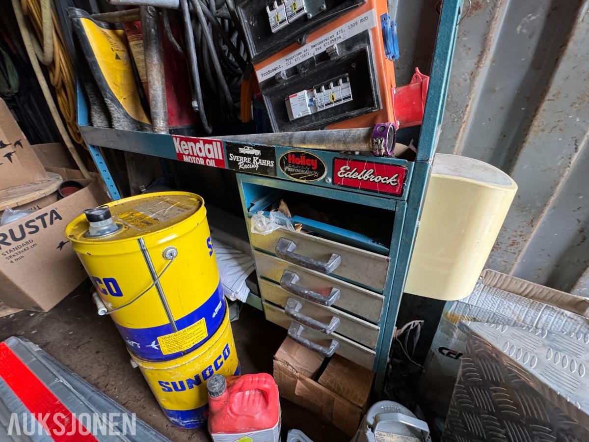 Container med rørdeler og diverse