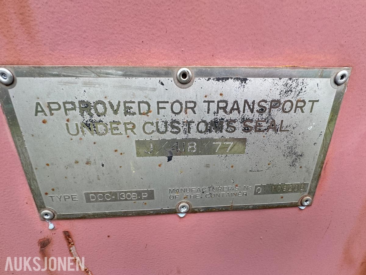 Container med rørdeler og diverse