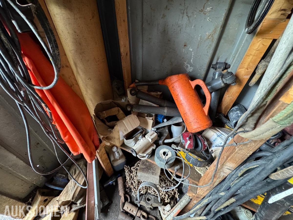 Container med rørdeler og diverse