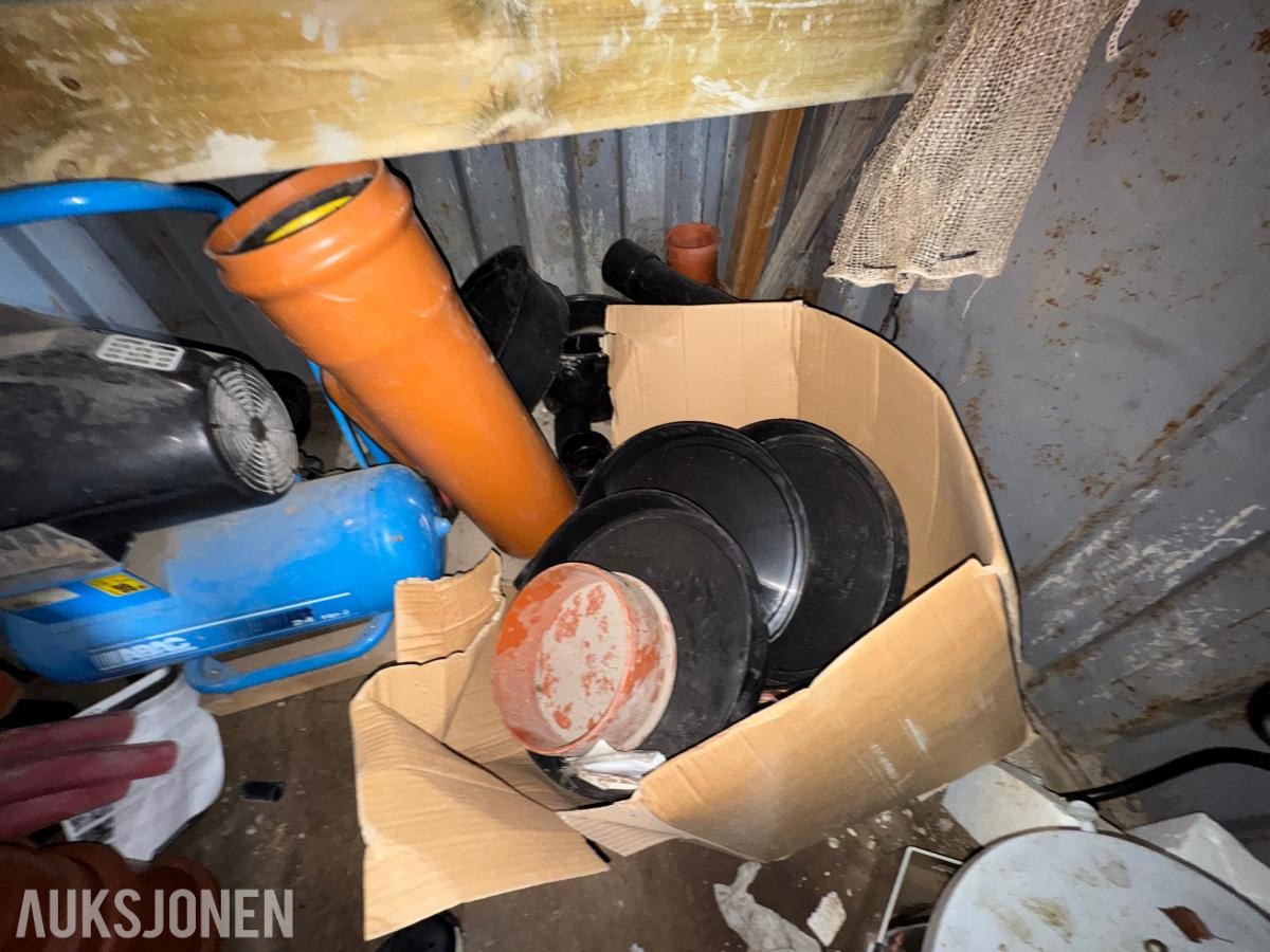 Container med rørdeler og diverse