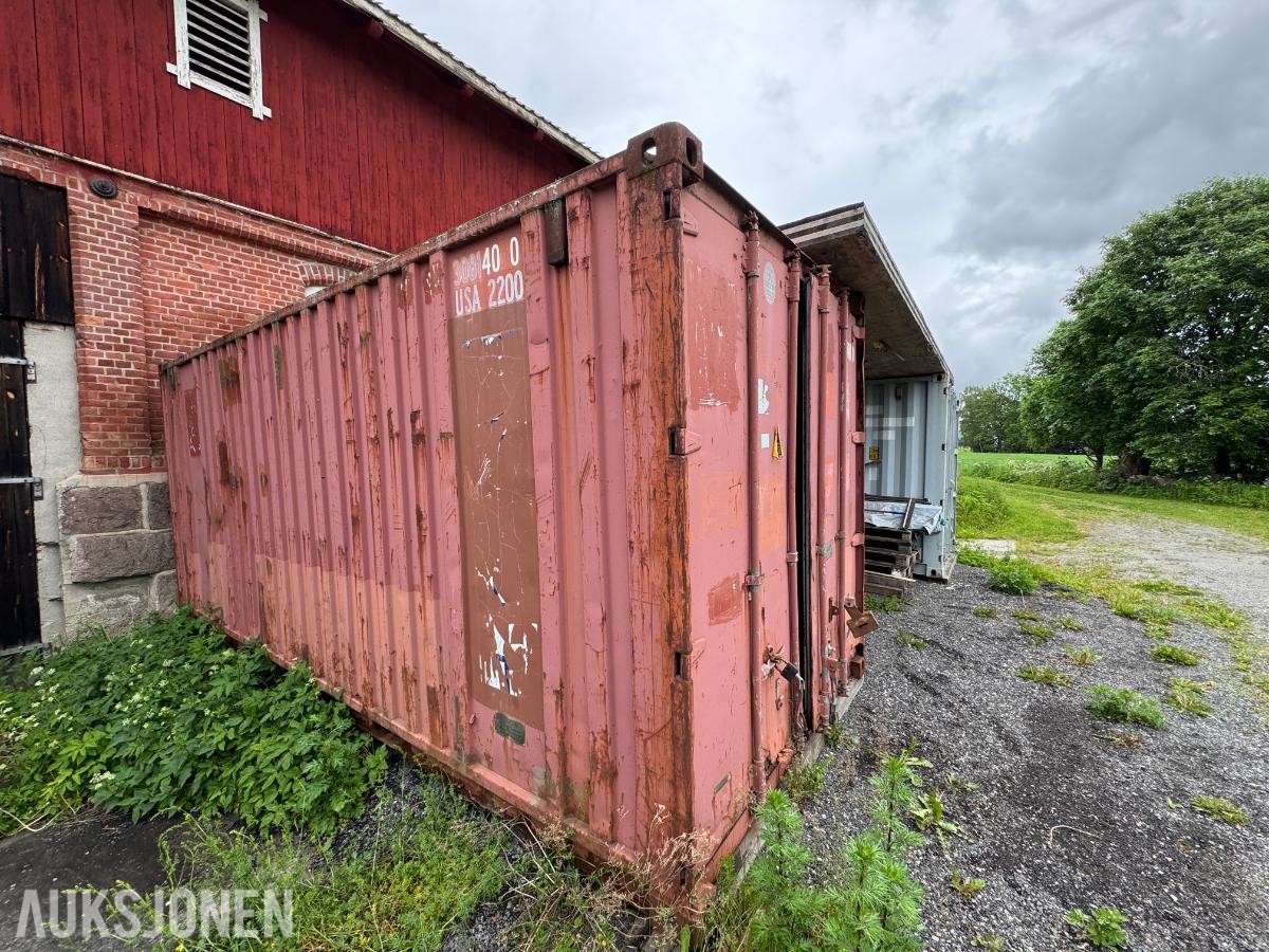 Container med rørdeler og diverse