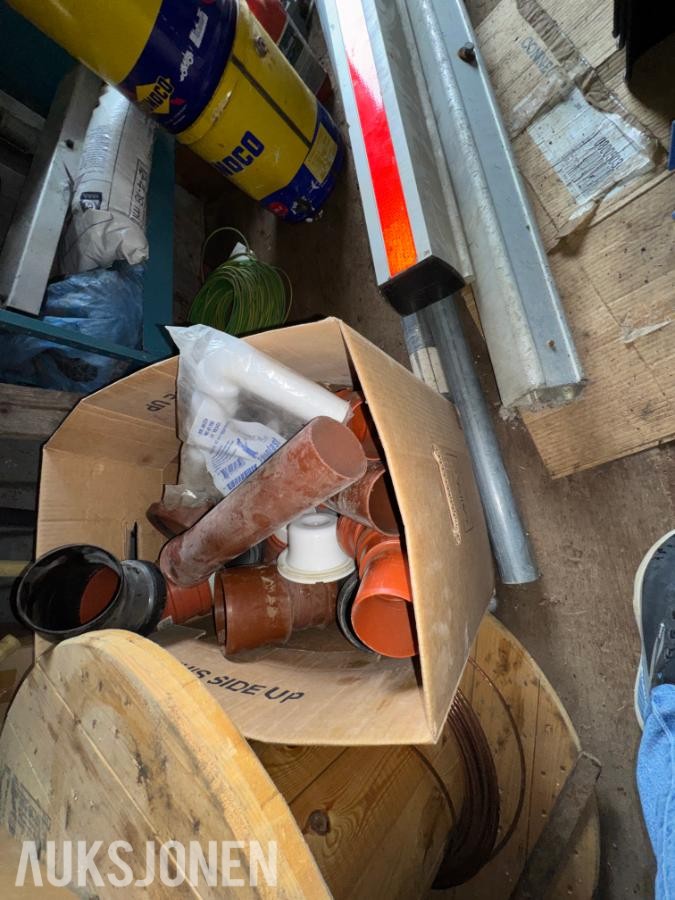 Container med rørdeler og diverse