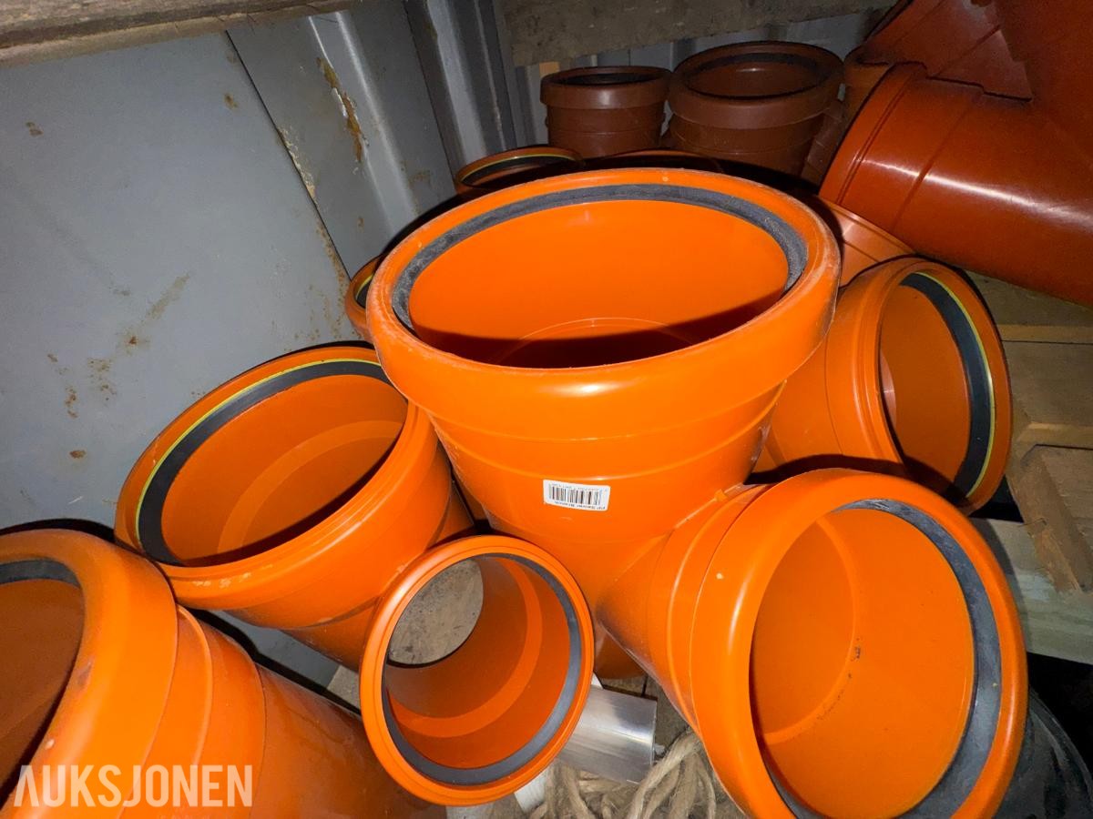 Container med rørdeler og diverse