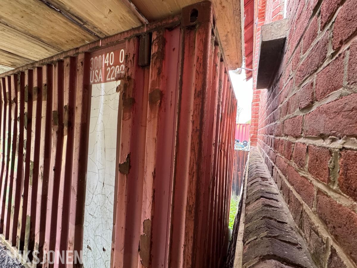 Container med rørdeler og diverse