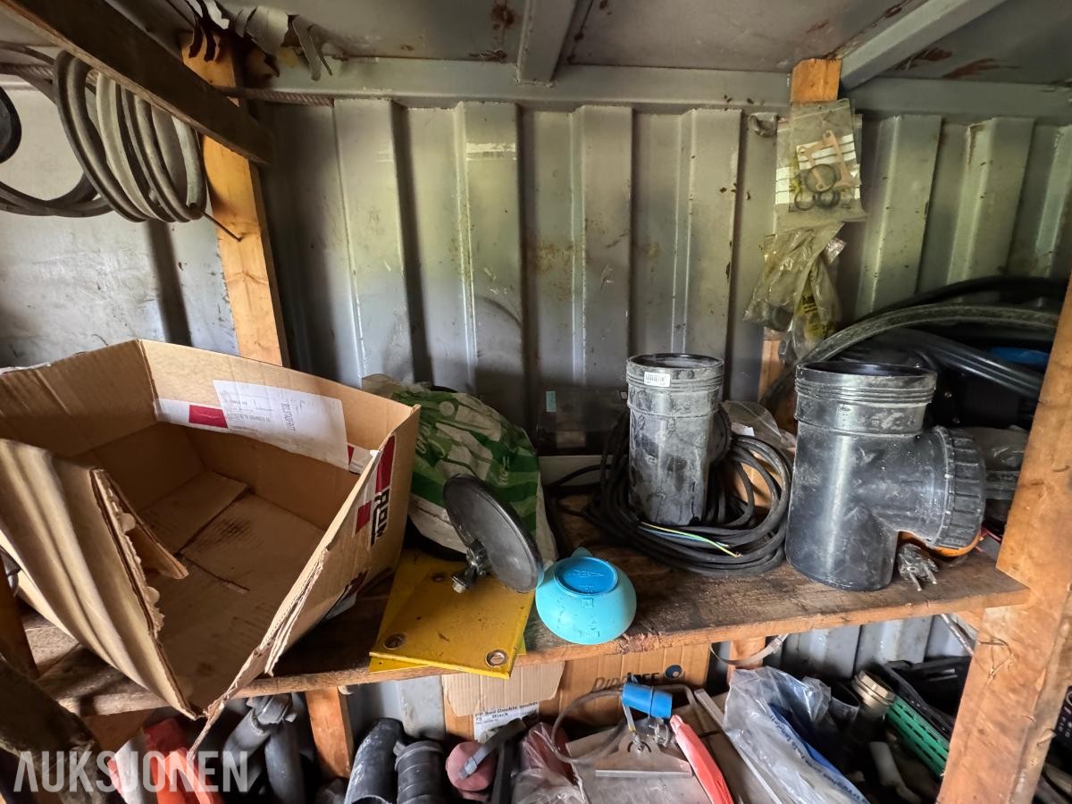 Container med rørdeler og diverse