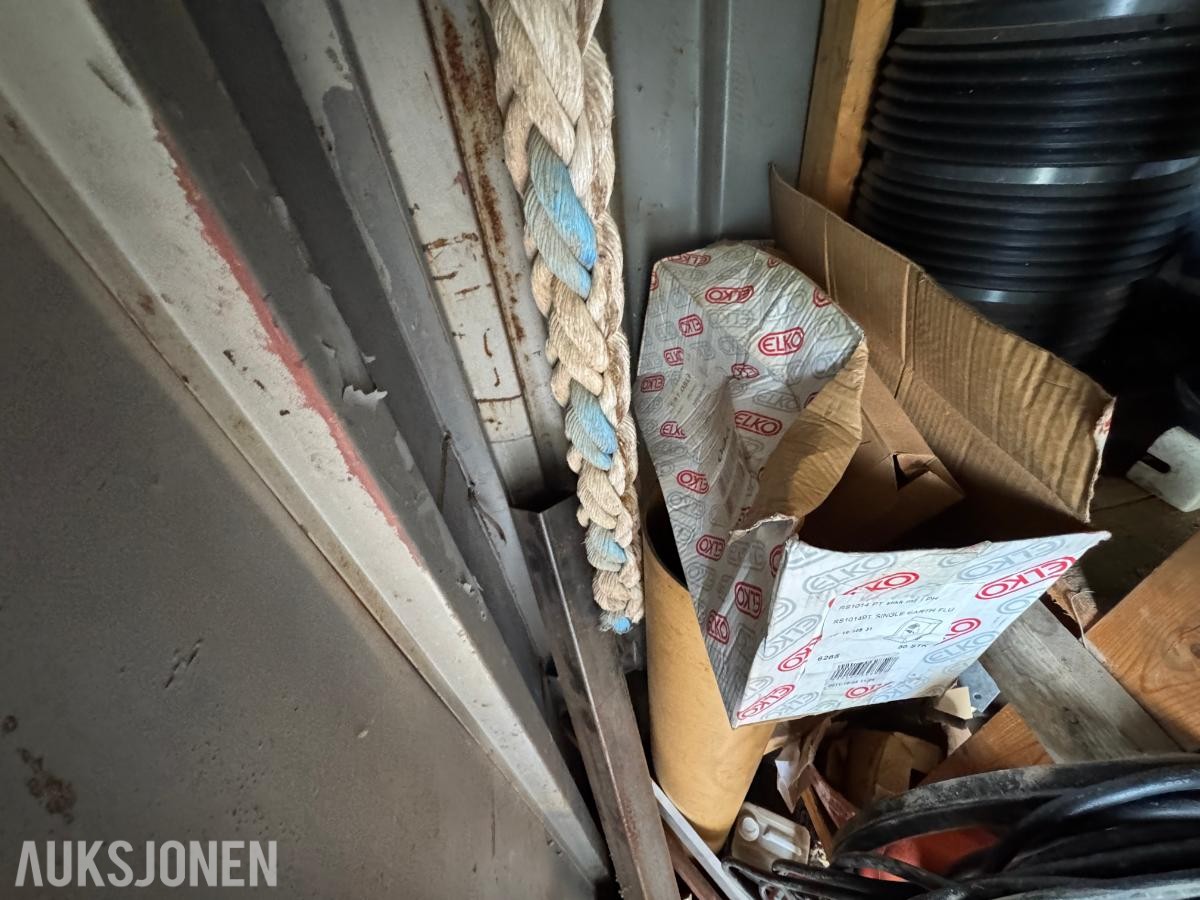 Container med rørdeler og diverse