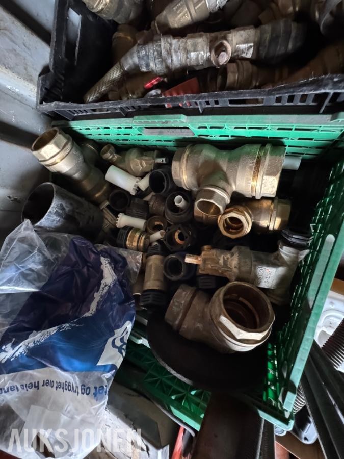 Container med rørdeler og diverse