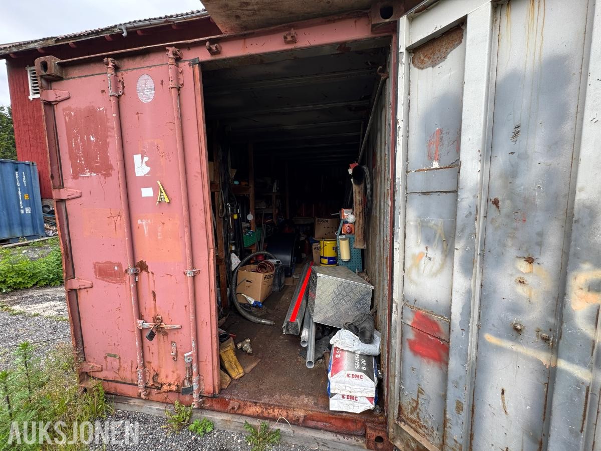 Container med rørdeler og diverse