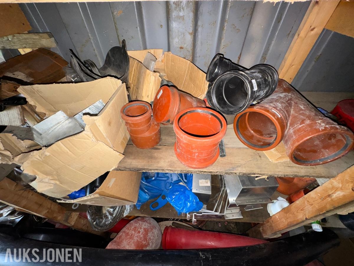 Container med rørdeler og diverse