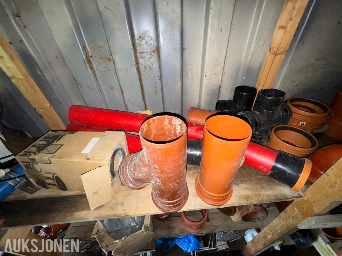 Container med rørdeler og diverse
