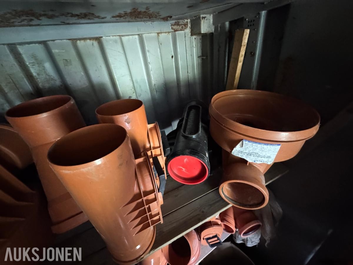 Container med rørdeler og diverse