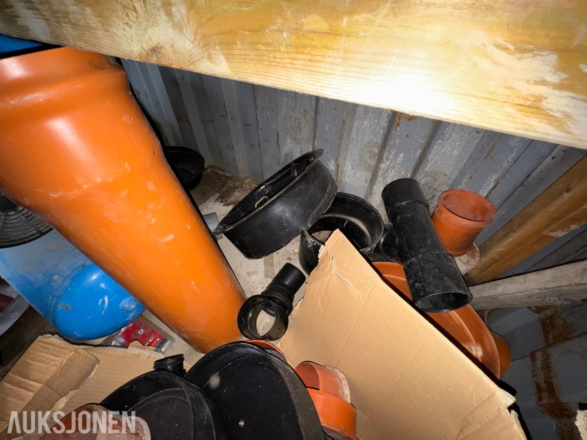 Container med rørdeler og diverse