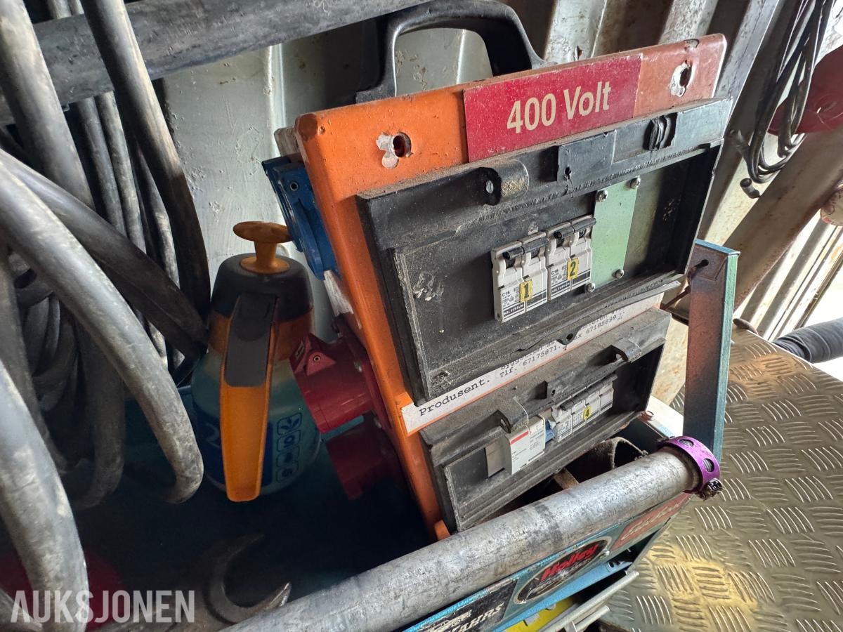 Container med rørdeler og diverse