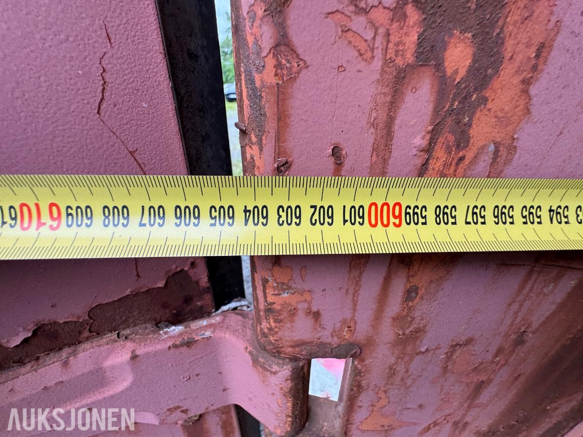 Container med rørdeler og diverse