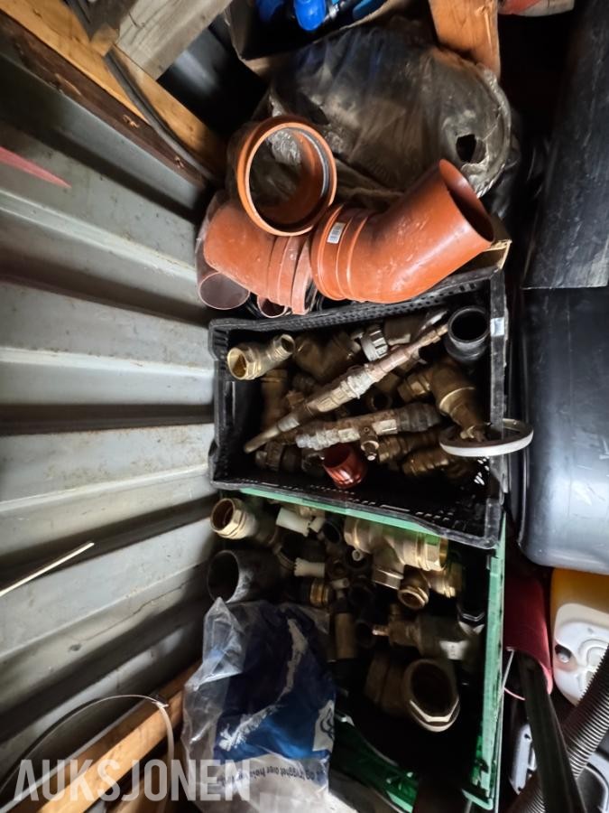 Container med rørdeler og diverse