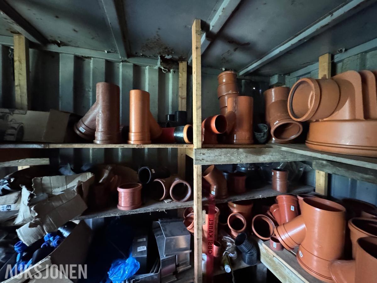Container med rørdeler og diverse