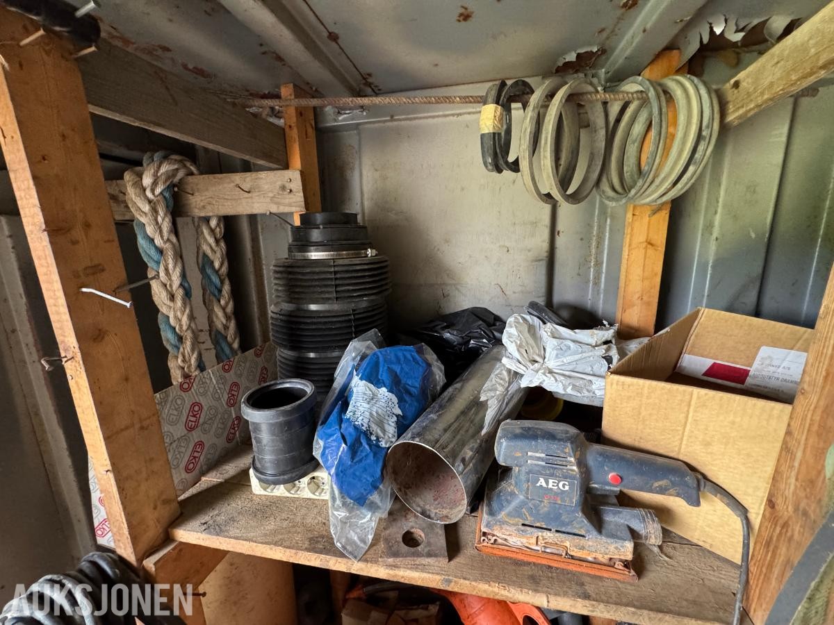 Container med rørdeler og diverse