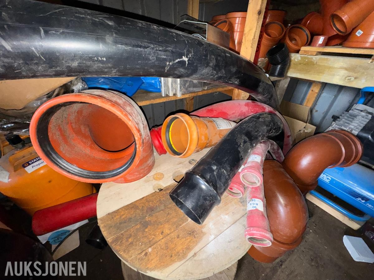 Container med rørdeler og diverse