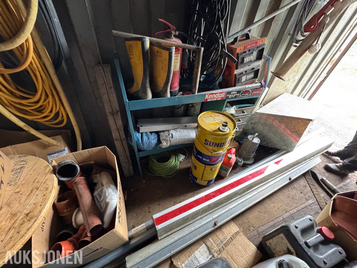 Container med rørdeler og diverse