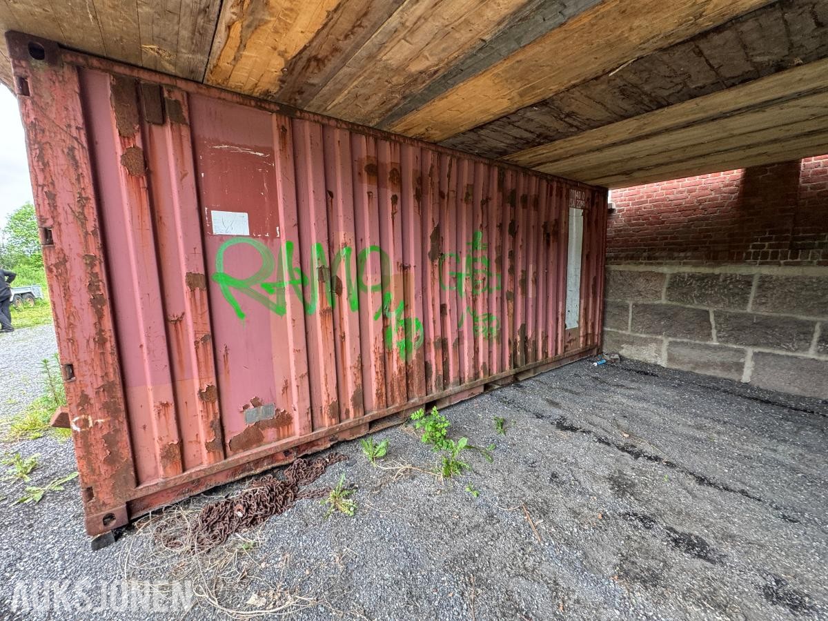 Container med rørdeler og diverse