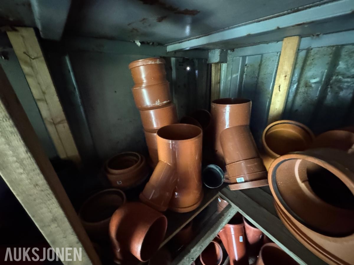 Container med rørdeler og diverse