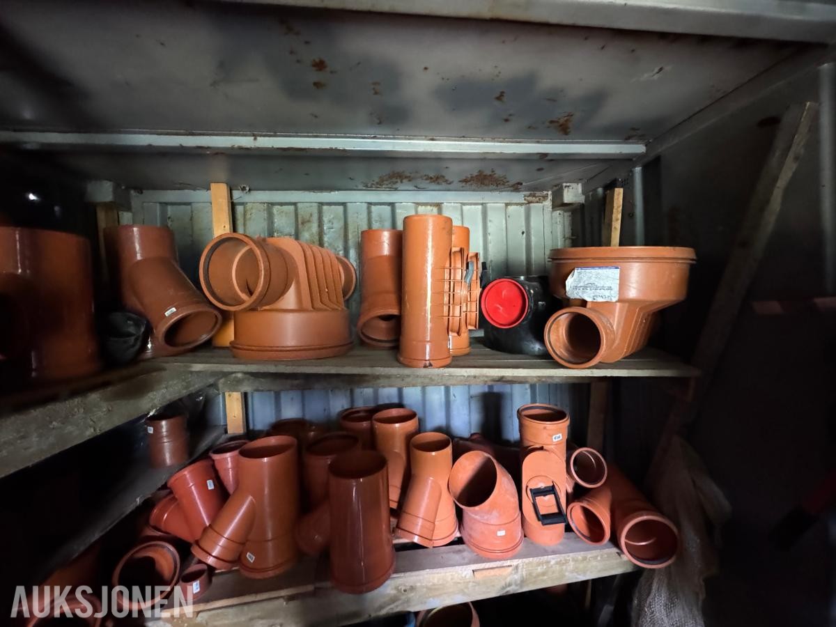 Container med rørdeler og diverse