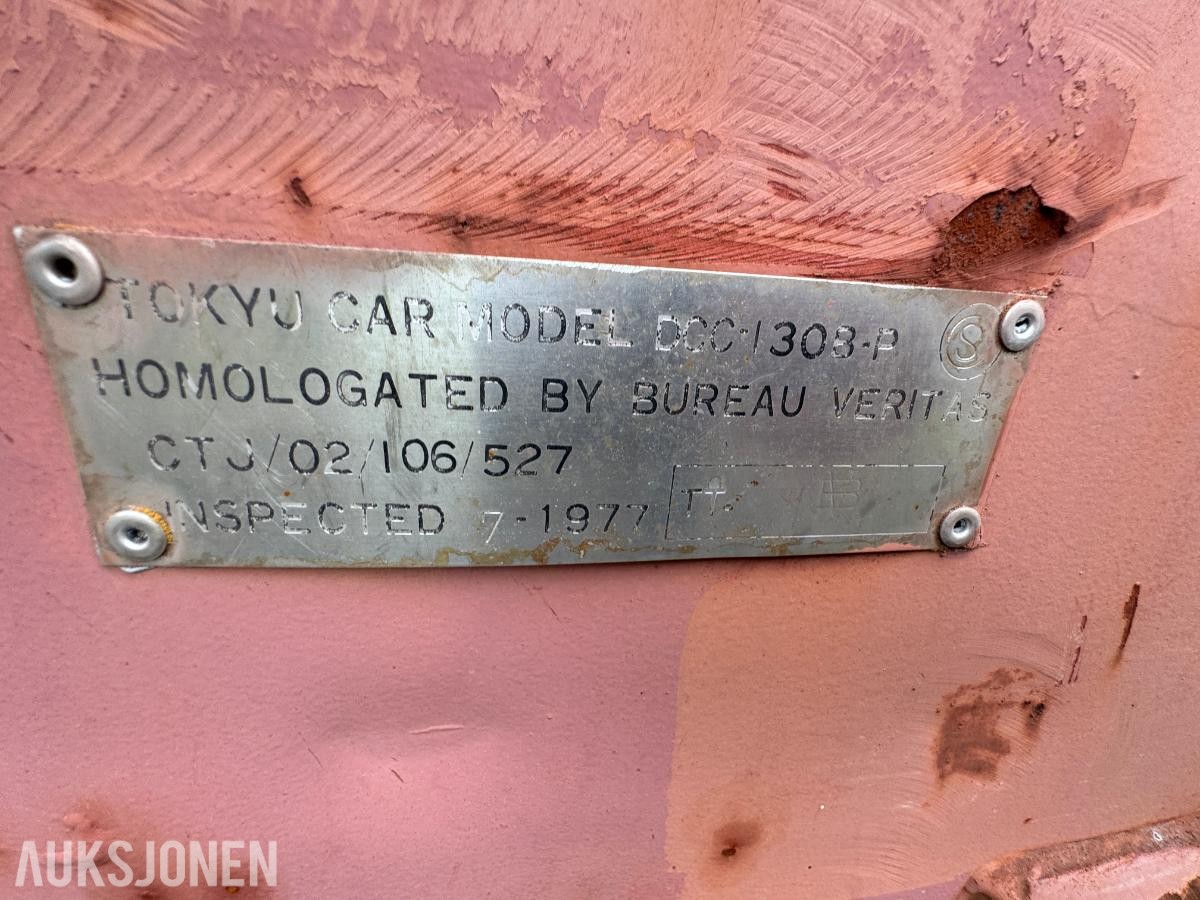 Container med rørdeler og diverse
