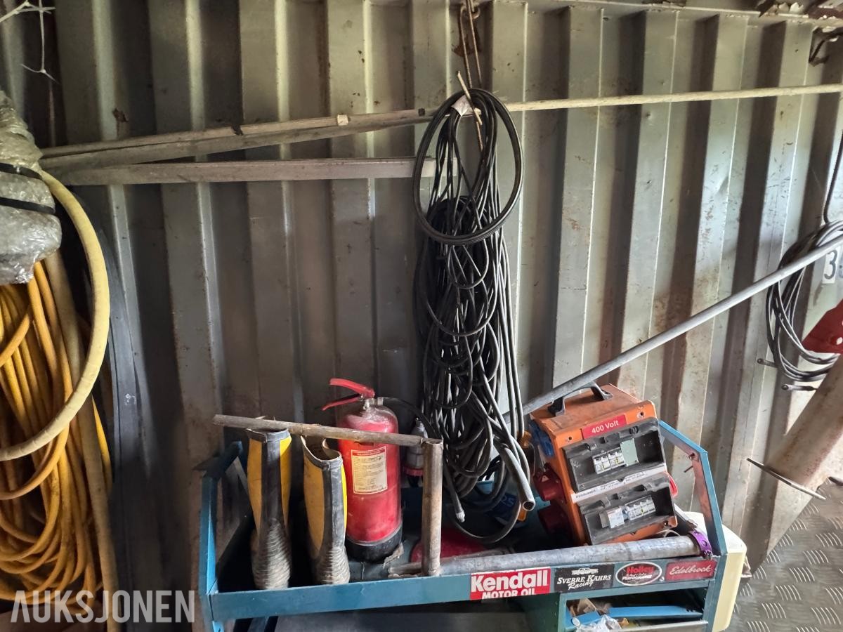 Container med rørdeler og diverse