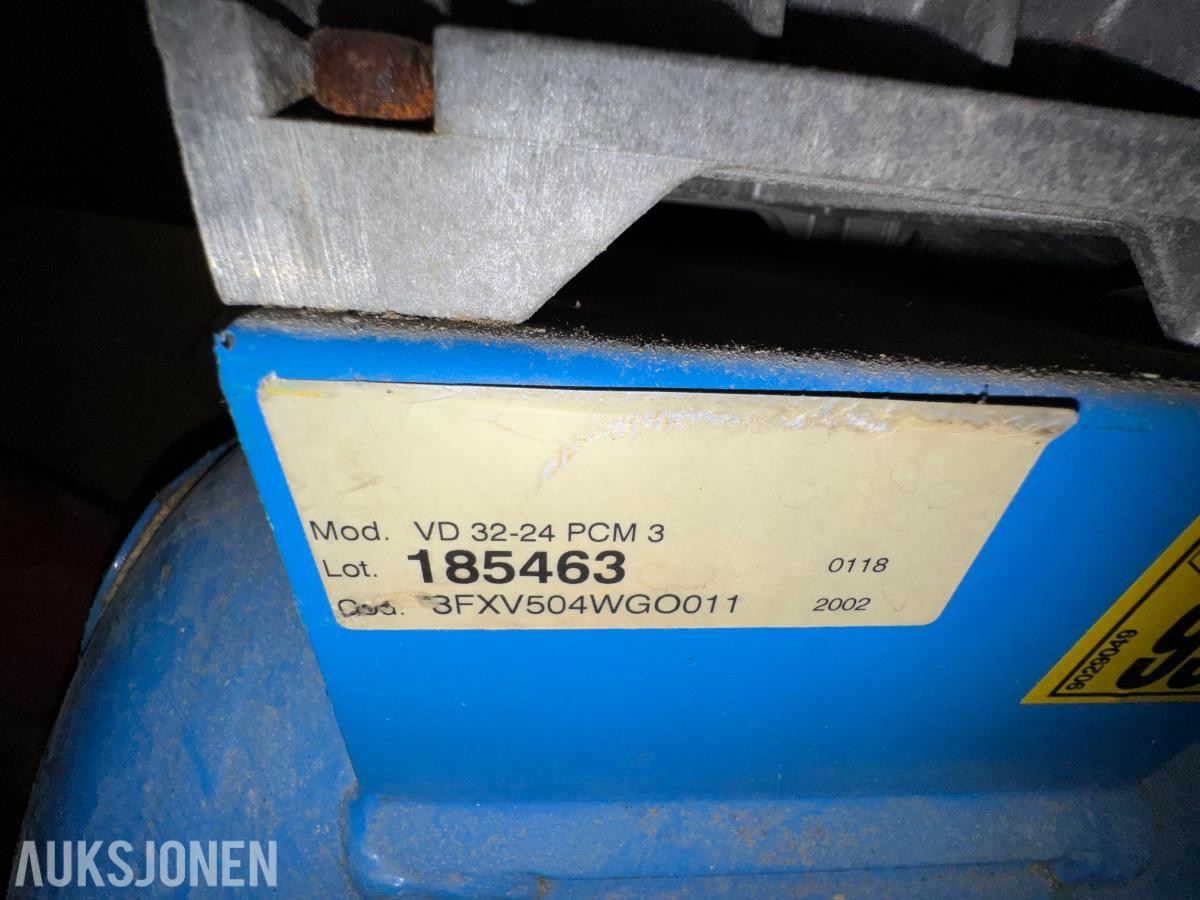 Container med rørdeler og diverse