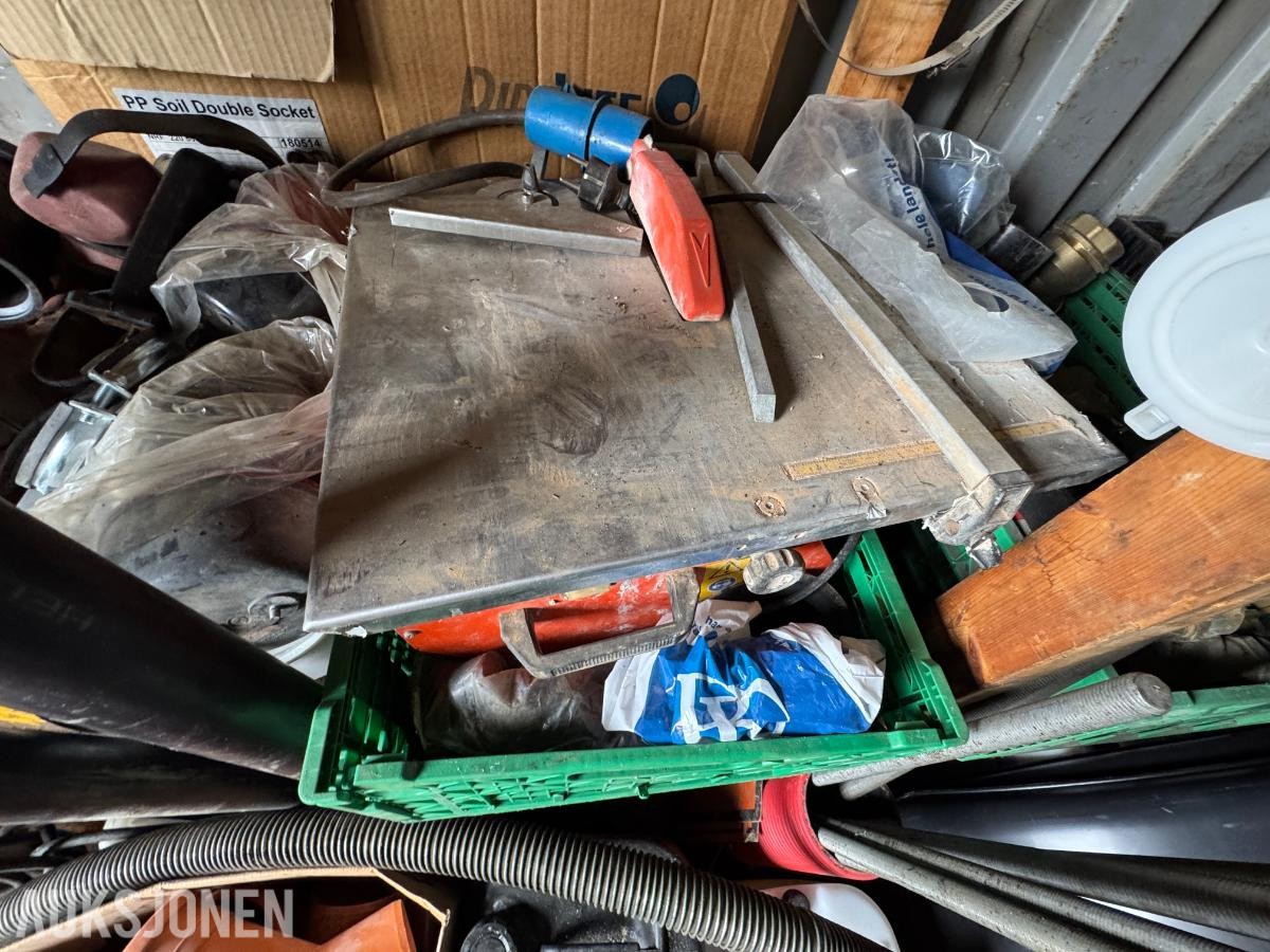 Container med rørdeler og diverse