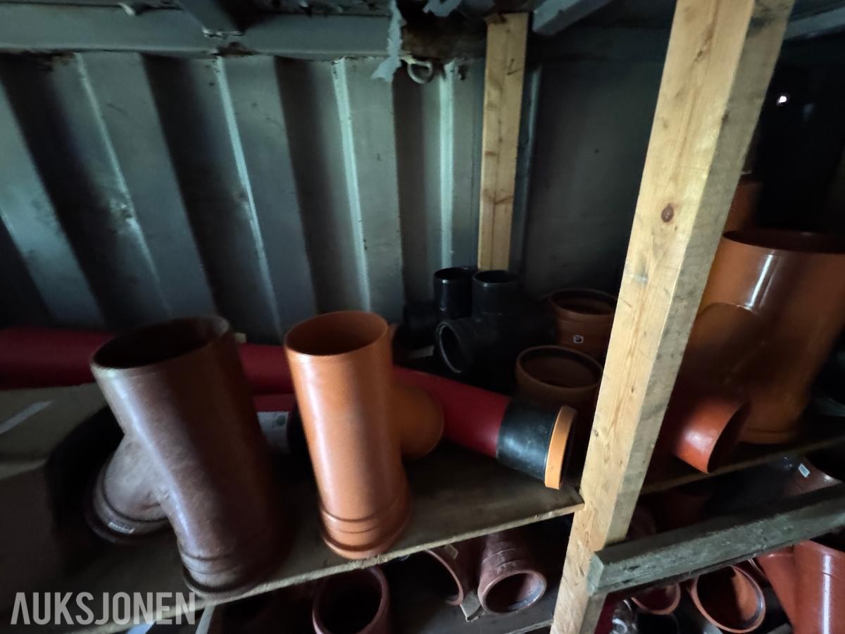 Container med rørdeler og diverse