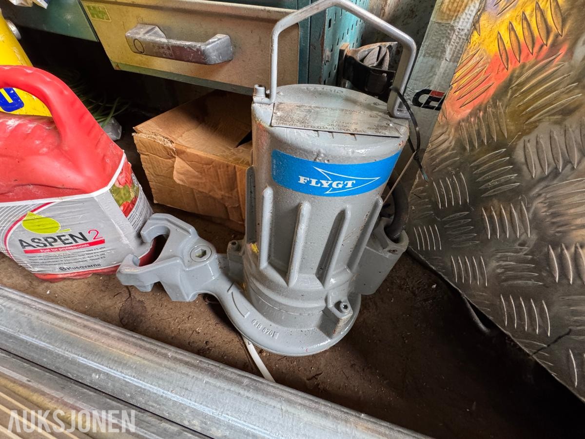 Container med rørdeler og diverse